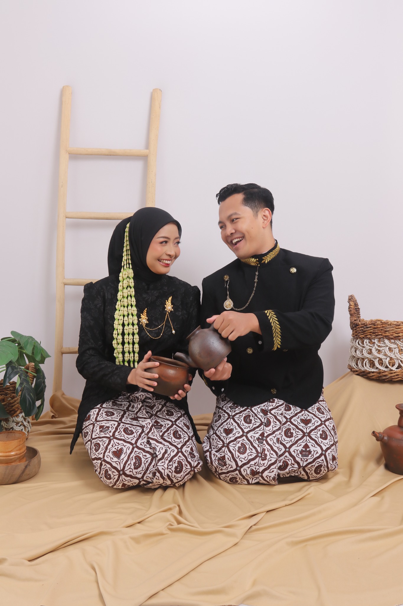 Nila dan Arief tersenyum bersama dalam sesi prewedding